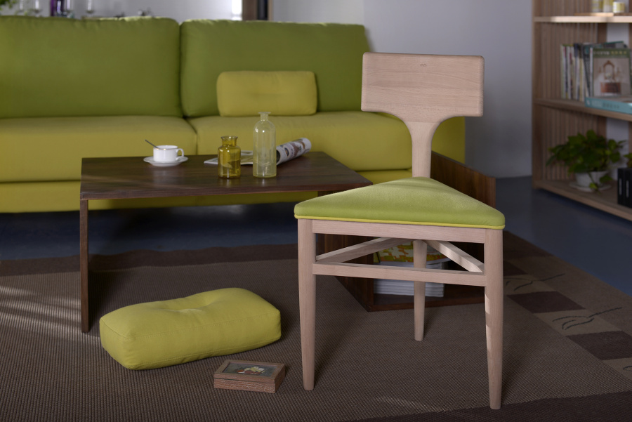 原木·原創(chuàng)·三角椅 工業(yè)美學(xué)與自然意蘊(yùn)的交融